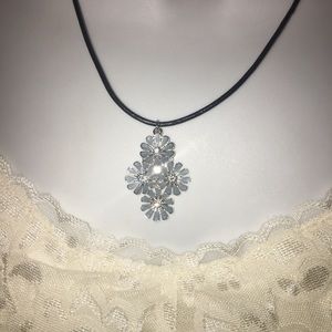 🆕Gorgeous blue flower necklace on leather